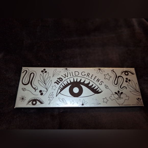 NEW Urban Decay Wild Greens Eyeshadow Palette - Picture 7 of 7